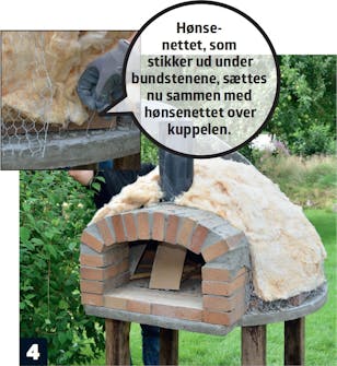 Hønsenet lægges på isoleringen Hønsenet lægges ovenpå isoleringen til muret pizzaovn